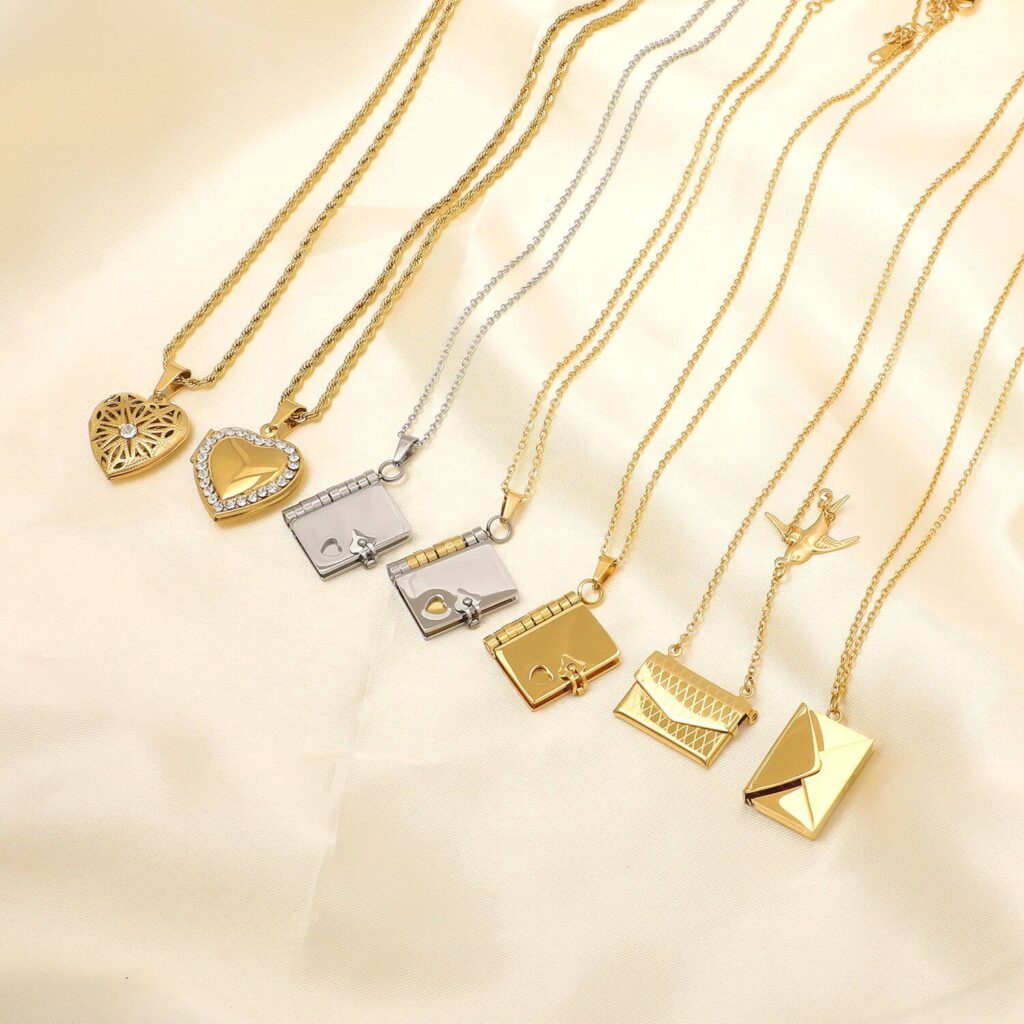 18K Gold Stainless Steel Locket Necklace Waterproof & Hypoallergenic